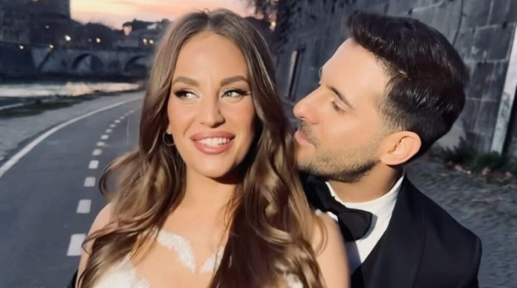 Ανδρομάχη και Γιώργος Λιβάνης ετοιμάζονται να ανέβουν τα σκαλιά της εκκλησίας