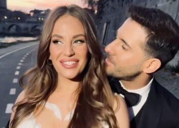 Ανδρομάχη και Γιώργος Λιβάνης ετοιμάζονται να ανέβουν τα σκαλιά της εκκλησίας