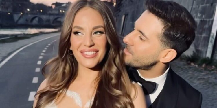 Ανδρομάχη και Γιώργος Λιβάνης ετοιμάζονται να ανέβουν τα σκαλιά της εκκλησίας