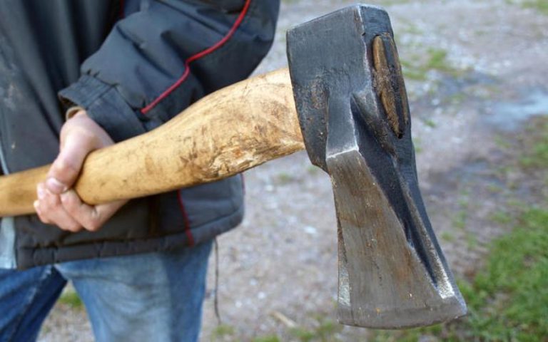 Τέσσερις τραυματίες από τσεκούρι!