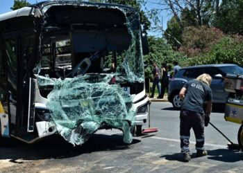 Τροχαίο με δύο λεωφορεία: Ένας σοβαρά ταυματισμένος (photo)