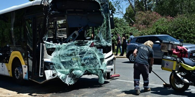 Τροχαίο με δύο λεωφορεία: Ένας σοβαρά ταυματισμένος (photo)
