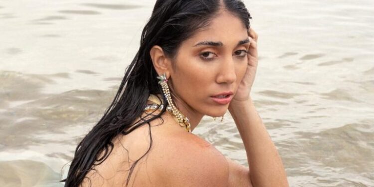 Η Παρασκευή Κερασιώτη στην παραλία με φουσκωμένη κοιλίτσα (photo)