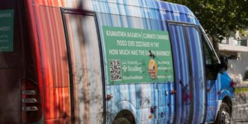 To πρώτο λεωφορείο στην Ελλάδα που «μιλάει» για την κλιματική αλλαγή