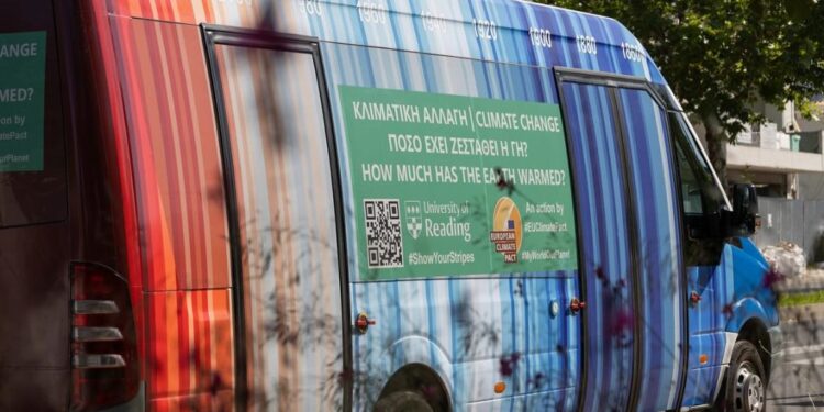 To πρώτο λεωφορείο στην Ελλάδα που «μιλάει» για την κλιματική αλλαγή