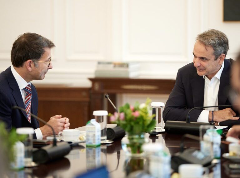 Επενδύσεις και data centers στο τραπέζι του Μαξίμου