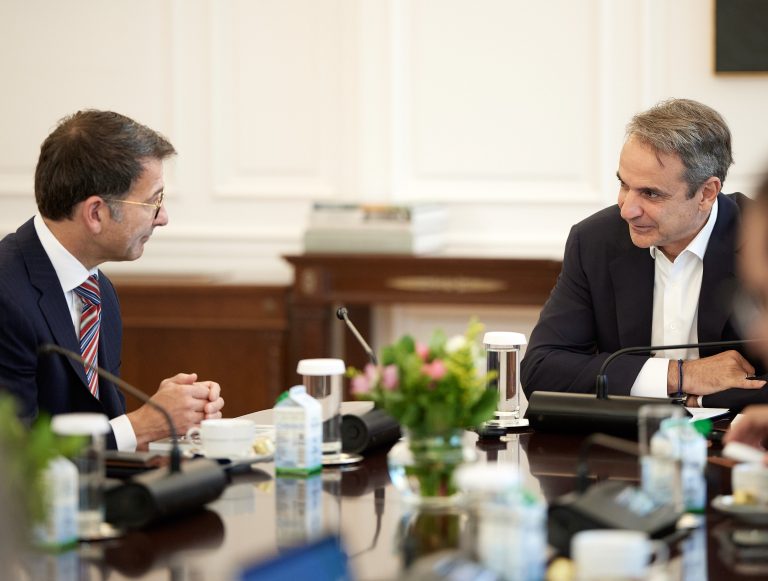 Επενδύσεις και data centers στο τραπέζι του Μαξίμου