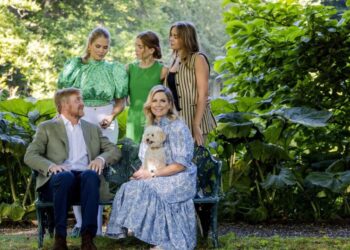 Η βασιλική οικογένεια της Ολλανδίας φωτογραφίζεται στον κήπο παλατιού πριν από τις θερινές διακοπές (photo)