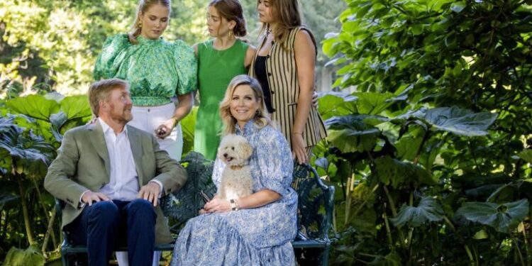 Η βασιλική οικογένεια της Ολλανδίας φωτογραφίζεται στον κήπο παλατιού πριν από τις θερινές διακοπές (photo)