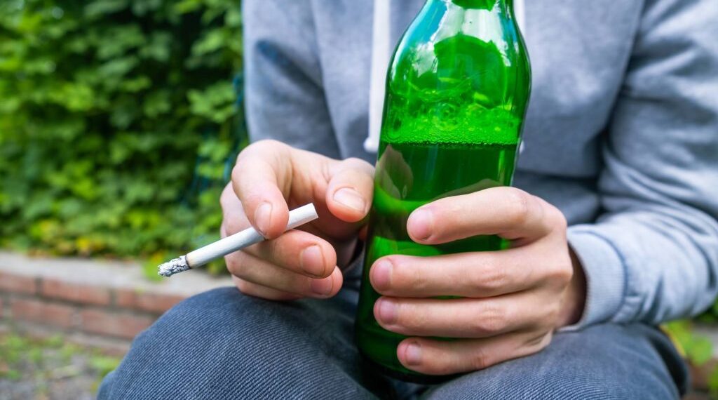 Τέλος το αλκοόλ και τα τσιγάρα σε ανήλικους!