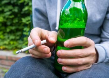 Τέλος το αλκοόλ και τα τσιγάρα σε ανήλικους!