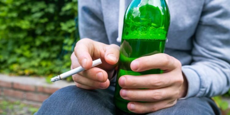 Τέλος το αλκοόλ και τα τσιγάρα σε ανήλικους!